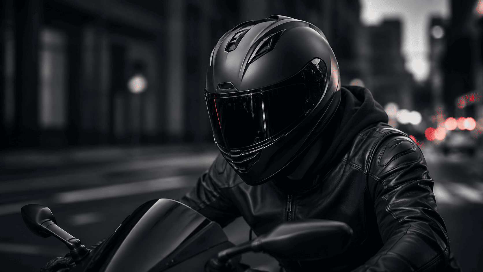 Motociclista con casco integral moderno