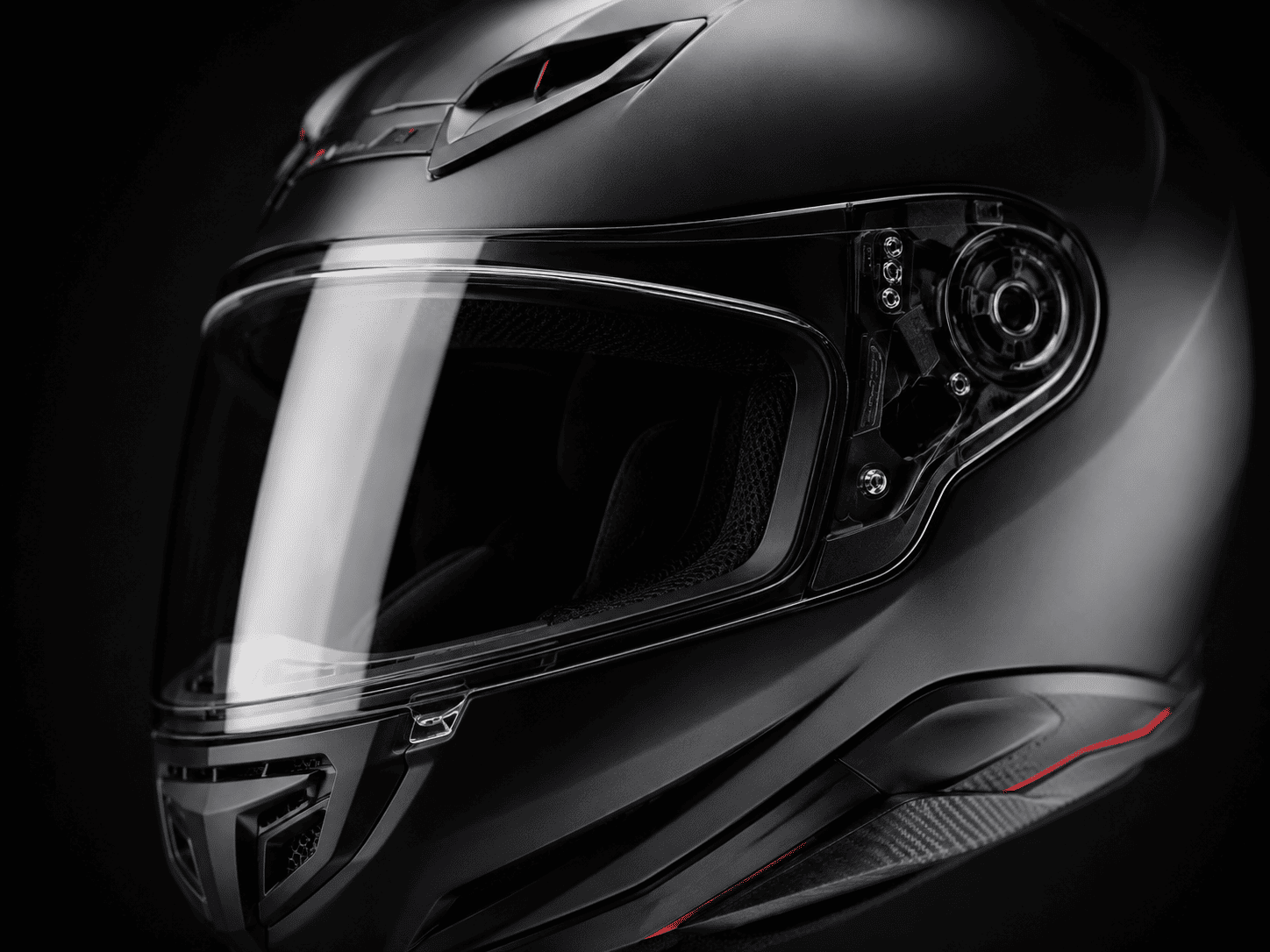 Detalle premium de casco de moto moderno